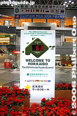 Inside New Chitose Airport's Central Plaza, G8 Hokkaido Toyako Summit countdown.
Keywords: hokkaido new chitose airport G8 toyako summit deplane welcome sign terminal building