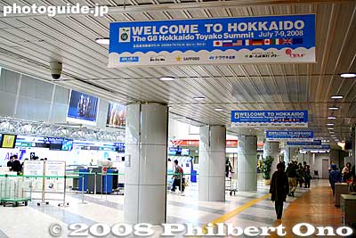 Inside New Chitose Airport at the check-in terminal, more G8 Hokkaido Toyako Summit Welcome signs.
Keywords: hokkaido new chitose airport G8 toyako summit welcome sign terminal building