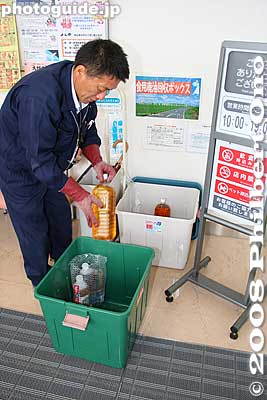 A worker from Date Cosmos 21 comes to collect the waste oil.
Keywords: hokkaido date waste vegetable oil bio diesel fuel bdf environmental