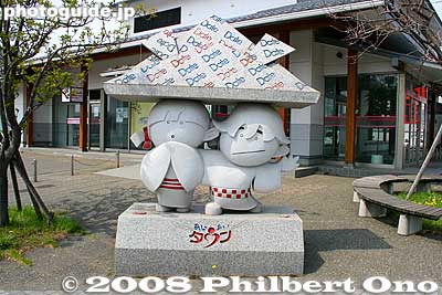 Street corner sculpture of a couple in love. Perhaps in reference to a romantic "date."
Keywords: hokkaido date sculpture