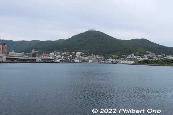 Approaching Hakodate Port with Mt. Hakodate in view.
Keywords: Hokkaido Hakodate