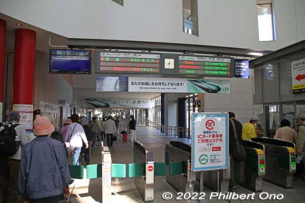 To train platforms at JR Hakodate Station.
