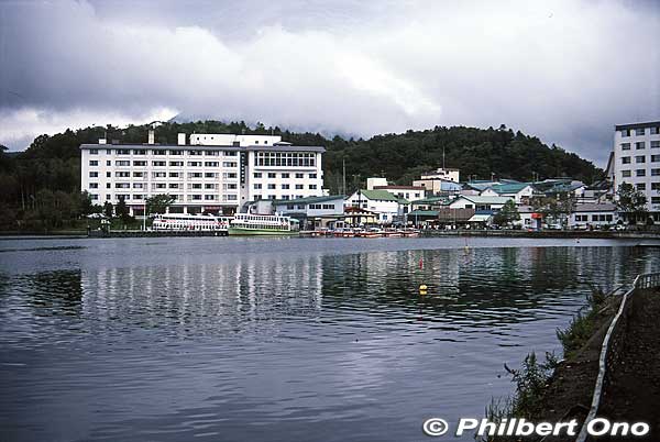 On the southern shore is Akanko Onsen hot spring with hotels and inns. Boat cruises also operate. These photos were taken years ago, so a few buildings might look different today. 阿寒湖温泉
Keywords: hokkaido kushiro lake akan