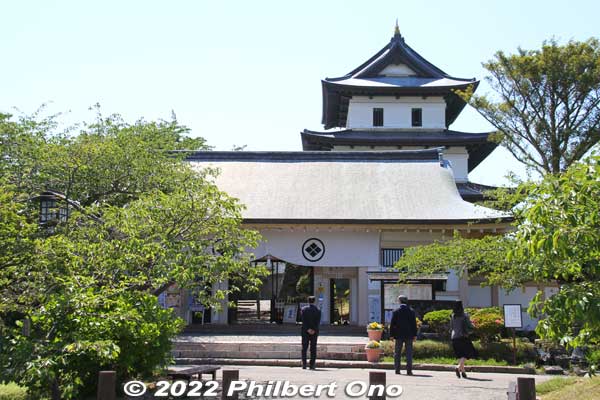 To strengthen Japan's maritime defense against foreign ships, the Tokugawa government in 1849 ordered the Matsumae Clan to build Matsumae Castle in this coastal town. Matsumae Castle's main tower peers above the ticket office.
Keywords: hokkaido matsumae castle