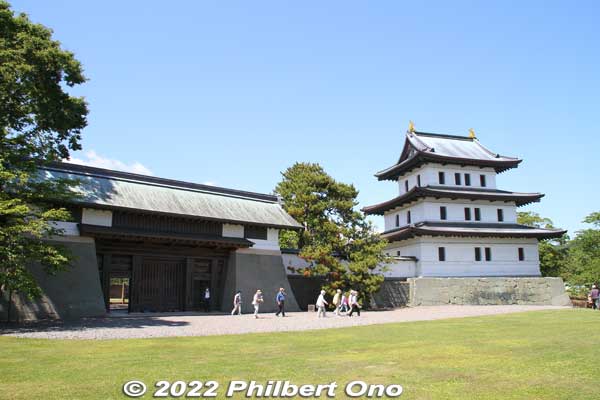 Matsumae Castle's main tower was destroyed by a fire in 1949. The current castle tower is a 1960 reconstruction, serving as a local museum. Only the gate on the left is an original structure from the 19th century. National Important Cultural Property
Keywords: hokkaido matsumae japancastle