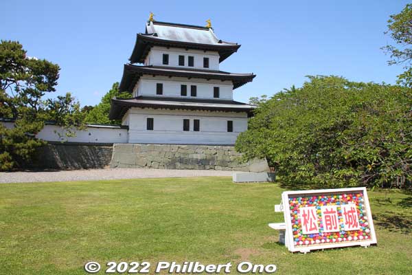 The top floor has good views of the area. This is Matsumae Castle's selfie spot. The main tower was a National Treasure until it was destroyed by fire.
Keywords: hokkaido matsumae castle