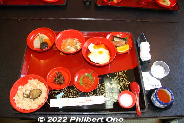 For lunch in Matsumae, we had the same food that was served to the Matsumae samurai. Very good. Served at a hot spring ryokan named "Yano." (温泉旅館 矢野) https://www.matsumae-yano.com
Keywords: hokkaido matsumae castle