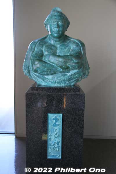 Bust of Chiyonofuji.
Keywords: hokkaido matsumae sumo museum Yokozuna Chiyonoyama Chiyonofuji