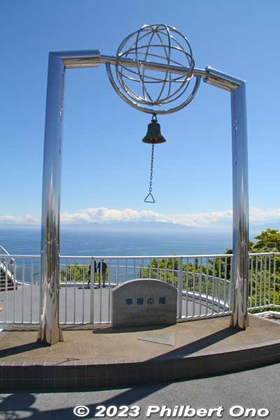 Bell of Happiness on the lookout deck.
Keywords: Hokkaido Muroran Cape Chikyu Chikiu