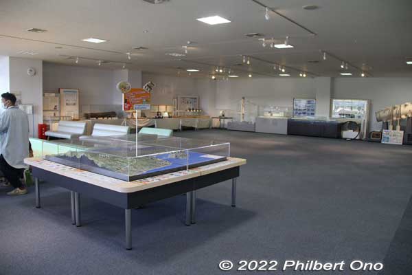 The second floor is the Hakucho Bridge Memorial Museum. One large room with exhibits about the bridge. 白鳥大橋記念
Keywords: Hokkaido Muroran Etomo-Rinkai Park