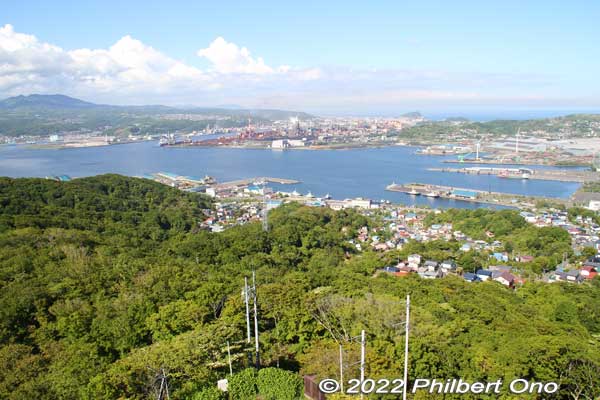 Mt. Sokuryo has a clear view of Muroran Port. The mountain is a 50-min. walk or 10-drive from JR Muroran Station. It's uphill, so going by car/taxi is recommended.
Keywords: Hokkaido Muroran Sokuryo