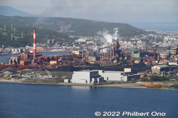North Nippon Works (Muroran) steel plant  as seen from Mt. Sokuryo. 北日本製鉄所 室蘭地区
Keywords: Hokkaido Muroran Sokuryo
