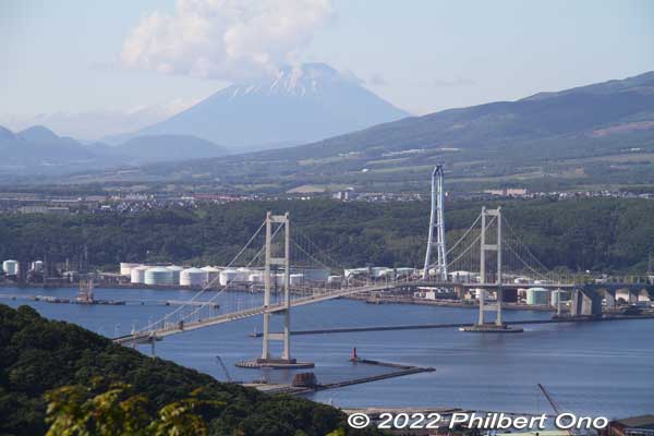 Mt. Yotei as seen from Mt. Sokuryo in Muroran. Hakucho Bridge in the foreground.
Keywords: Hokkaido Muroran Sokuryo