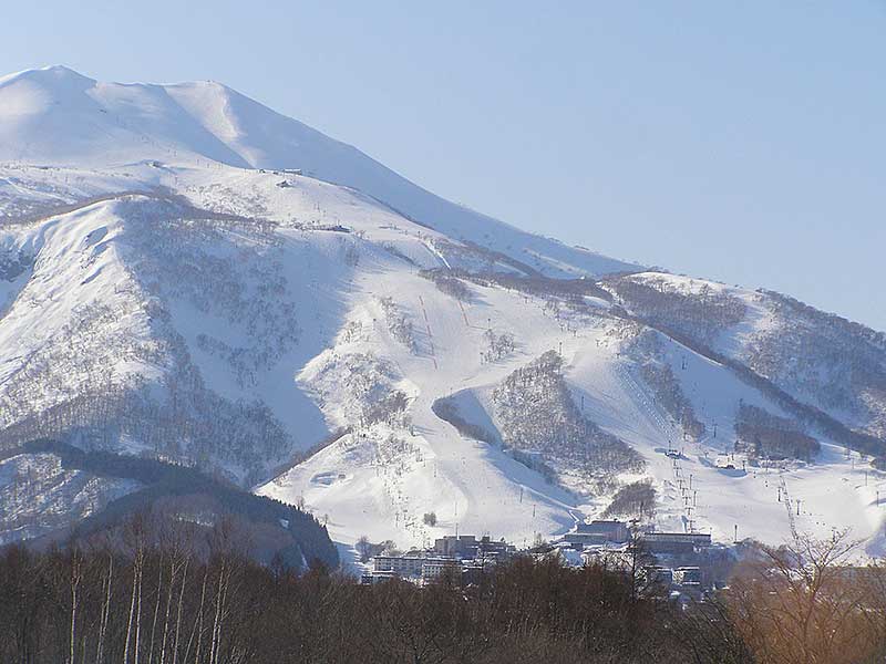 For many years, even before Niseko became popular among overseas skiers, Niseko was long known in Japan as offering the best powder snow. There are multiple ski resorts in Niseko and I skiied on three of them. This is Niseko Hirafu. ニセコ ヒラフ
Keywords: hokkaido niseko skiing hirafu