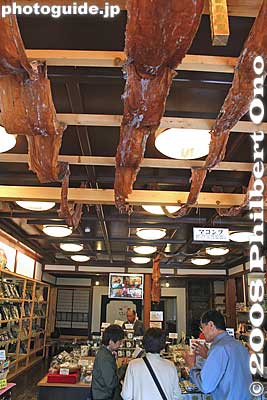 Shop selling konbu or seaweed. The ceiling is covered with konbu.
Keywords: hokkaido otaru historic buildings old architecture