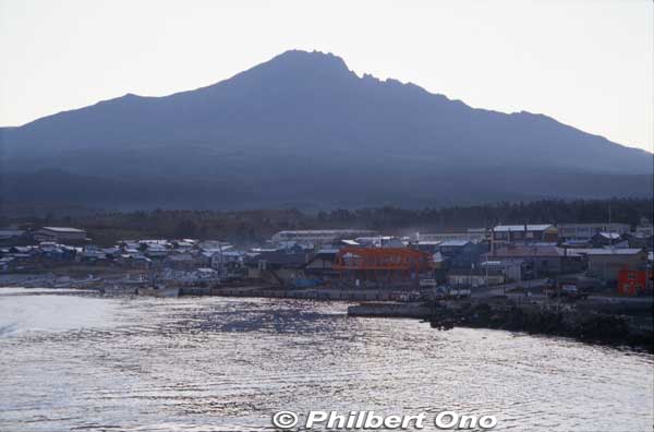 Approaching Kutsugata Port in Rishiri. 沓形港
Keywords: Hokkaido Rishiri island