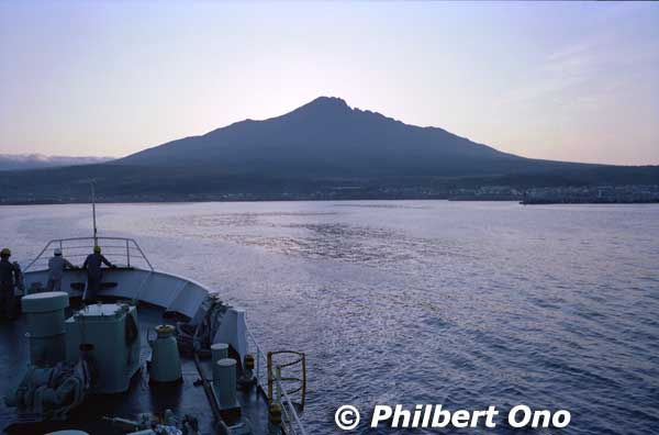 From Rebun, took the ferry to Rishiri, approaching Oshidomari Port.
Keywords: Hokkaido Rishiri island