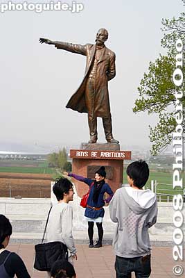 An endless line of people taking pictures and posing in front of the statue.
Keywords: hokkaido sapporo Hitsujigaoka Observation Hill statue