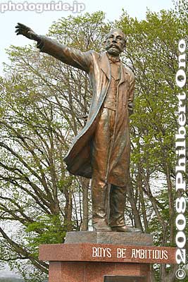 Clark came to Hokkaido for 8 months during 1876 to 1877 as a founding vice president of Sapporo Agricultural College (now Hokkaido University). When he departed, he supposedly said, "Boys, be ambitious!" to the students seeing him off.
Keywords: hokkaido sapporo Hitsujigaoka Observation Hill statue sculpture