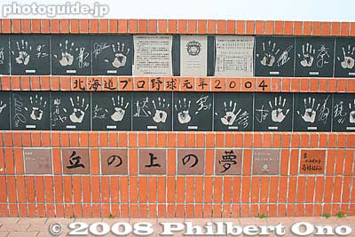 The monument has handprints and autographs of the players.
Keywords: hokkaido sapporo Hitsujigaoka Observation Hill
