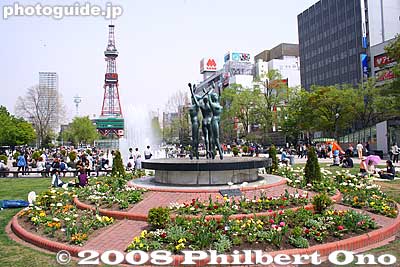 Stretching for about 1.5 km east to west in central Sapporo, Odori Koen or Park is the city's oasis in the urban jungle. This is the heart of the park.
Keywords: hokkaido sapporo odori koen park flowers sculpture