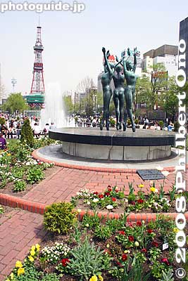 Keywords: hokkaido sapporo odori koen park flowers sculpture