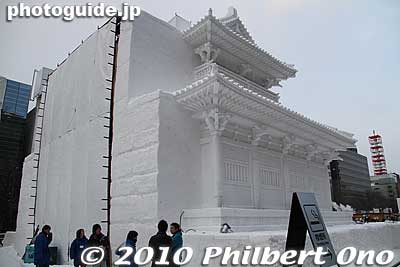 Rear view of Baekje Royal Palace snow sculpture.
Keywords: hokkaido sapporo snow festival ice sculptures statue 