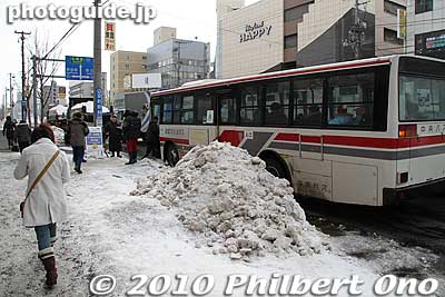 Shuttle bus from Sakaemachi Station to Tsu-dome.
Keywords: hokkaido sapporo snow festival sculptures statue 