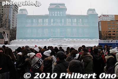 Now for some entertainment in front of the Iolani Palace ice sculpture as the crowd waits.
Keywords: hokkaido sapporo snow festival iolani palace ice sculpture 