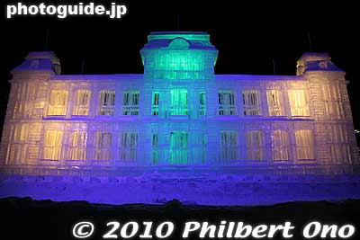 The color lighting scheme also varies slightly. The sculpture is basically backlit with green lights in the middle and orange lights on the sides. At the same time, blue lights shine on the front of the sculpture.
Keywords: hokkaido sapporo snow festival iolani palace ice sculpture 