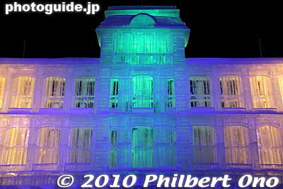 It was very impressive and made my trip to Sapporo worthwhile. The lingering question remained: Where was the Hawaii Visitors and Convention Bureau??? Why weren't they here passing out Hawaii PR brochures?
Keywords: hokkaido sapporo snow festival iolani palace ice sculpture 