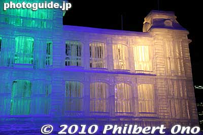 I just CANNOT BELIEVE that HVB's English and Japanese Web sites neva even mention the Iolani Palace at this year's Sapporo Snow Festival.
Keywords: hokkaido sapporo snow festival iolani palace ice sculpture