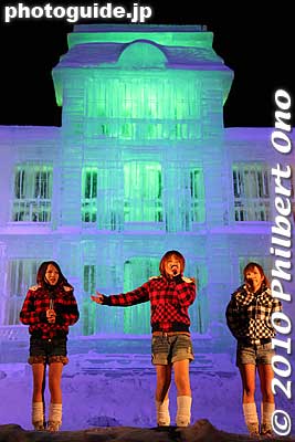 Even though I was seeing all this entertainment totally unrelated to Hawaii, I have to say that the icy Iolani Palace made a great backdrop for these performers.
Keywords: hokkaido sapporo snow festival iolani palace ice sculpture 