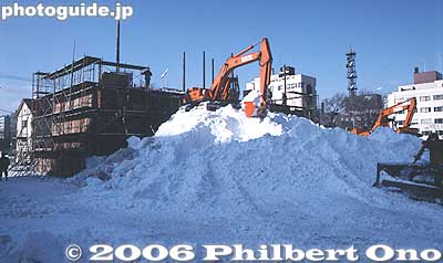 They continue filling the giant box with snow. They are making Iolani Palace out of snow.
Keywords: hokkaido sapporo snow festival