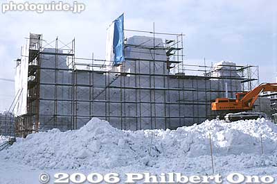 They take off the mold's wood paneling and start carving the huge block of snow. Scaffolding on all sides, almost like constructing a real building.
Keywords: hokkaido sapporo snow festival