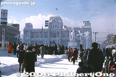 This snow sculpture of Iolani Palace was larger and more detailed than the ice sculpture of the palace built in Feb. 2010.
Keywords: hokkaido sapporo snow festival