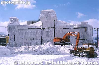 The day after the snow festival ends, all the sculptures are promptly destroyed for safety reasons. With sadness, I watched it being destroyed. You can see the reinforcing wooden beams inside.
Keywords: hokkaido sapporo snow festival