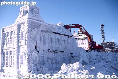Destroying Iolani Palace made of snow.
Keywords: hokkaido sapporo snow festival