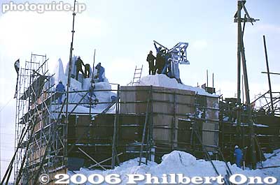 They install wooden beams serving to reinforce the snow structures.
Keywords: hokkaido sapporo snow festival