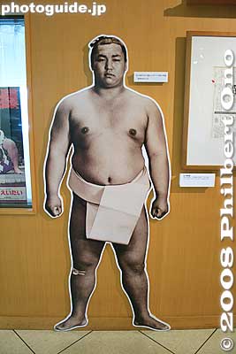 Kitanoumi as a young sumo wrestler. Even as Ozeki, he already had the aura of a Yokozuna. He had an ideal sumo physique, quiet dignity, and awesome sumo technique and power. He was a shoo-in to be a yokozuna.
Keywords: hokkaido sobetsu-cho yokozuna kitanoumi sumo museum history