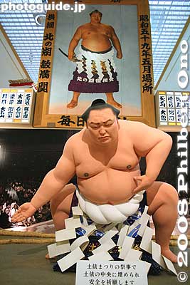 He is doing the Unryu-style dohyo-iri.
Keywords: hokkaido sobetsu-cho yokozuna kitanoumi sumo museum history