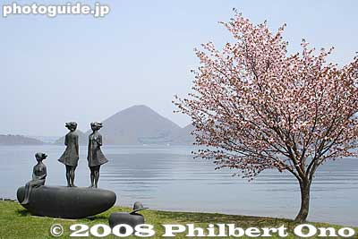 Sculpture: 峯田敏郎「記念撮影五月のかたち」
Keywords: hokkaido sobetsu-cho toyako lake toya nakajima islands sculpture cherry blossoms sakura tree
