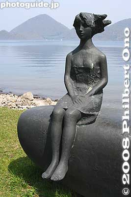 One thing I like about photographing human-figure sculptures is that they are very good at keeping still for my camera.
Keywords: hokkaido sobetsu-cho toyako lake toya nakajima islands sculpture