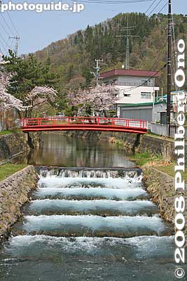 This river leads to Sobetsu Falls.
Keywords: hokkaido sobetsu-cho river bridge red