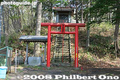 Passed by two small Shinto shrines...
Keywords: hokkaido sobetsu-cho toyako lake toya shinto shrine torii red