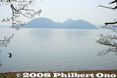 View of the Nakajima islands from eastern Lake Toya.
Keywords: hokkaido sobetsu-cho toyako lake toya nakajima islands