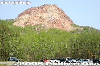 Mt. Showa-Shinzan is a lava dome which arose in the middle of farm land in 1943-45. Lake Toya, Hokkaido.
Keywords: hokkaido sobetsu-cho mt. showa-shinzan mountain volcano japanmt