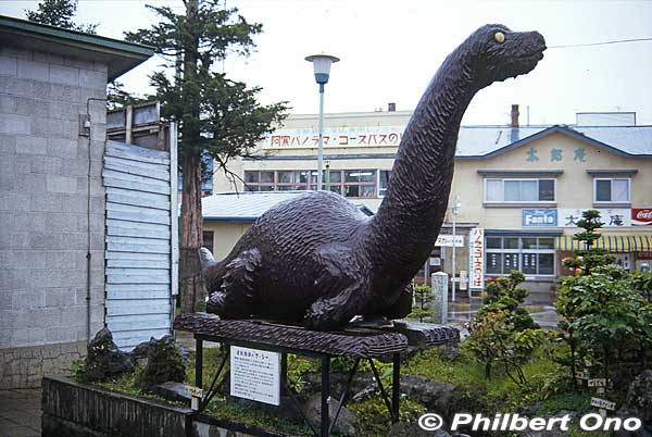 Lake Kussharo was also known for the "Kusshi" legend similar to the Loch Ness Monster, "Nessie." Credible sightings of Kussi were widely reported from 1973-1974, but stopped after the 2000s.
This is an old statue displayed at JR Bihoro Station. Newer statue is at Sunayu near the lake shore.
Keywords: hokkaido teshikaga lake kussharo