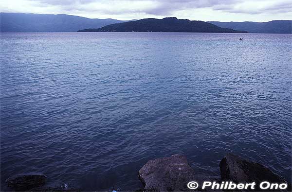 The lake circumerence is 57 km. Deepest point is 125 meters. In the middle of the lake is Nakajima island, a volcano. Japan's largest island in a lake. The island is uninhabited by humans.
Keywords: hokkaido teshikaga lake kussharo