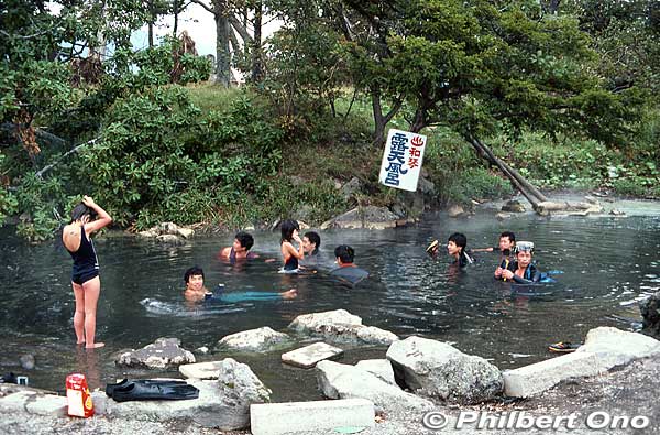 Wakoto Peninsula has this free outdoor hot spring bath on the lake shore. Open to both men and women, most bathers wear a swimsuit.
Keywords: hokkaido teshikaga lake kussharo